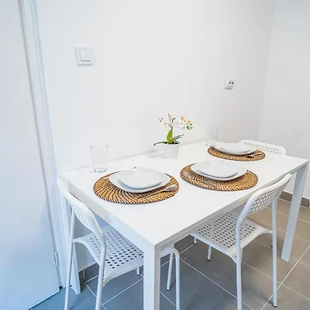 Apartman Spacious Newly Renovated 2br With Balcony *