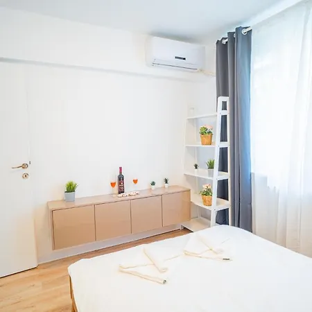 Spacious Newly Renovated 2br With Balcony Apartman