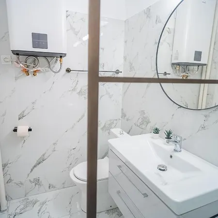 Spacious Newly Renovated 2br With Balcony Apartman *