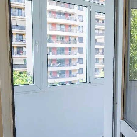 Spacious Newly Renovated 2br With Balcony Apartman *