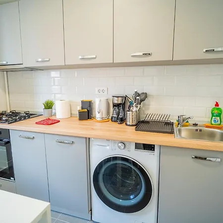 Spacious Newly Renovated 2br With Balcony