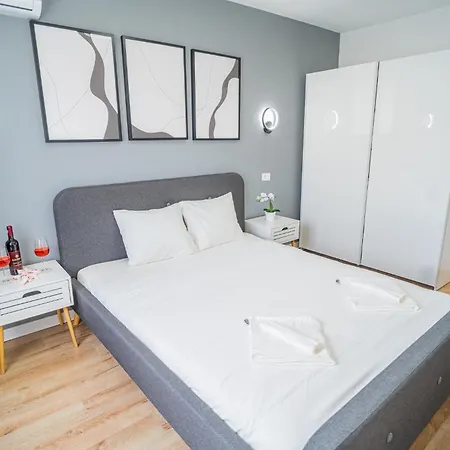Spacious Newly Renovated 2br With Balcony Apartman