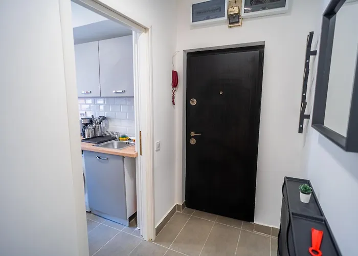 Spacious Newly Renovated 2br With Balcony 아파트 *