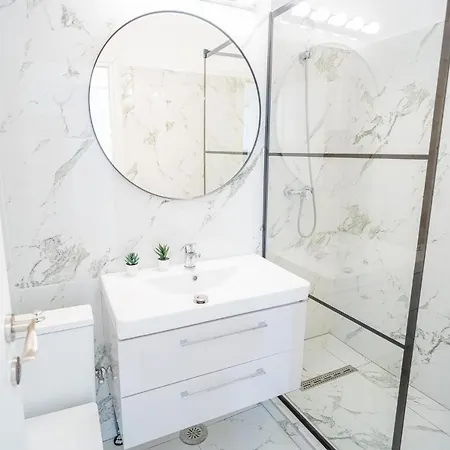 Апартаменты Spacious Newly Renovated 2br With Balcony