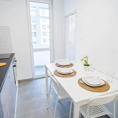 Spacious Newly Renovated 2br With Balcony *