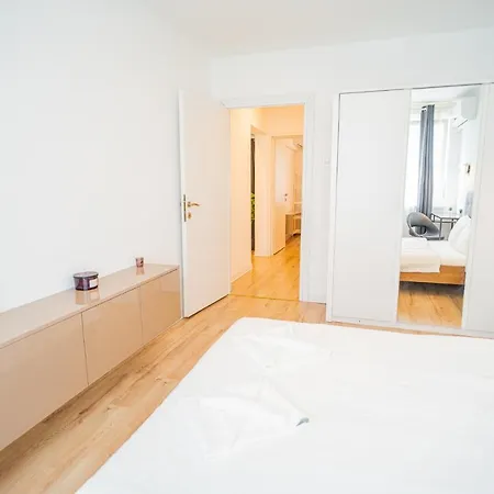 Spacious Newly Renovated 2br With Balcony Апартаменты *