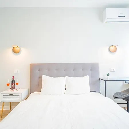 Spacious Newly Renovated 2br With Balcony Бухарест