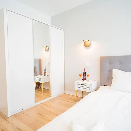 Spacious Newly Renovated 2br With Balcony Апартаменты *