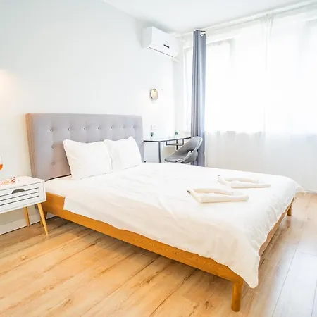 Апартаменты Spacious Newly Renovated 2br With Balcony Бухарест