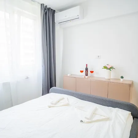 Spacious Newly Renovated 2br With Balcony Апартаменты Бухарест