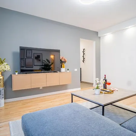 Spacious Newly Renovated 2br With Balcony Апартаменты *