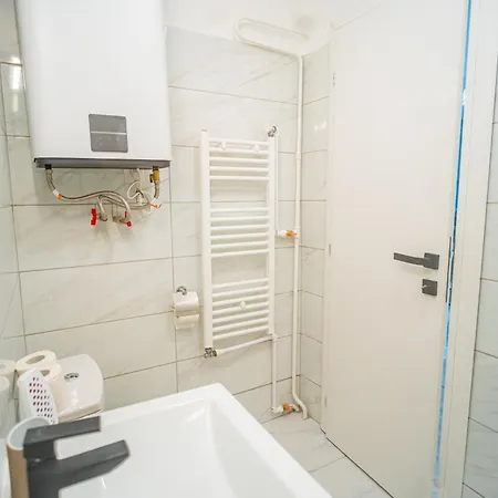 Spacious Newly Renovated 2br With Balcony Апартаменты Бухарест